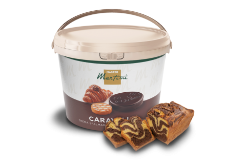Găleată mare de cremă tartinabilă Master Martini Caravel lângă chec marmorat cacao-vanilie feliat