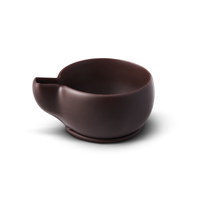 Bol ceramic maro-închis cu cioc de vărsare și finisaj mat, pe fundal alb