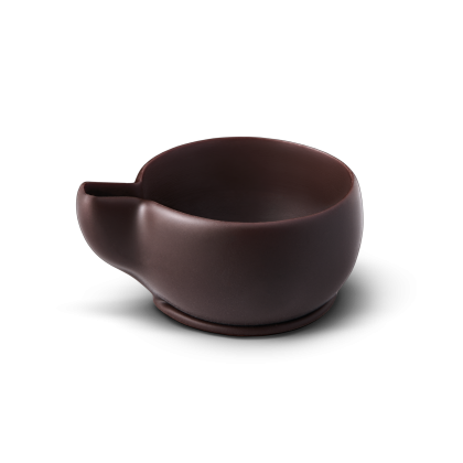 Bol ceramic maro-închis cu cioc de vărsare și finisaj mat, pe fundal alb