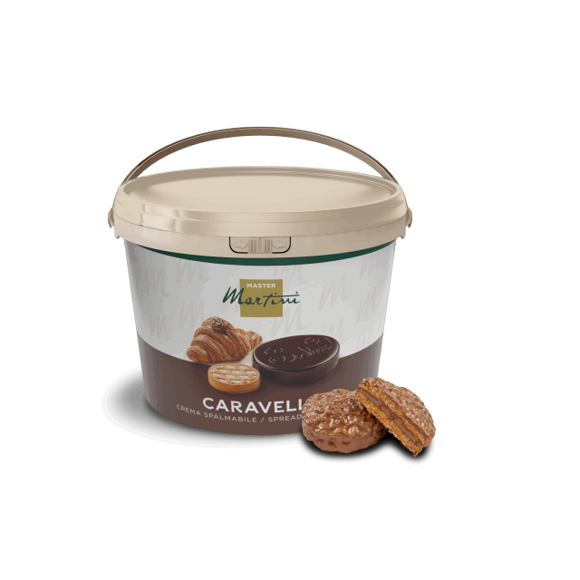 Găleată bej cu cremă tartinabilă Master Martini Caravelle, alături biscuit umplut